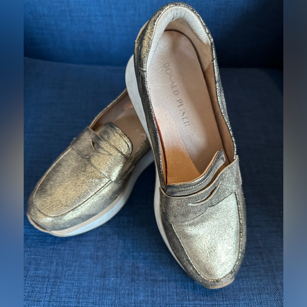 DONALD PLINER metalic gold platform loafer.  8.5 Medium